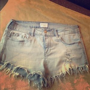 Distressed fringe Denim shorts